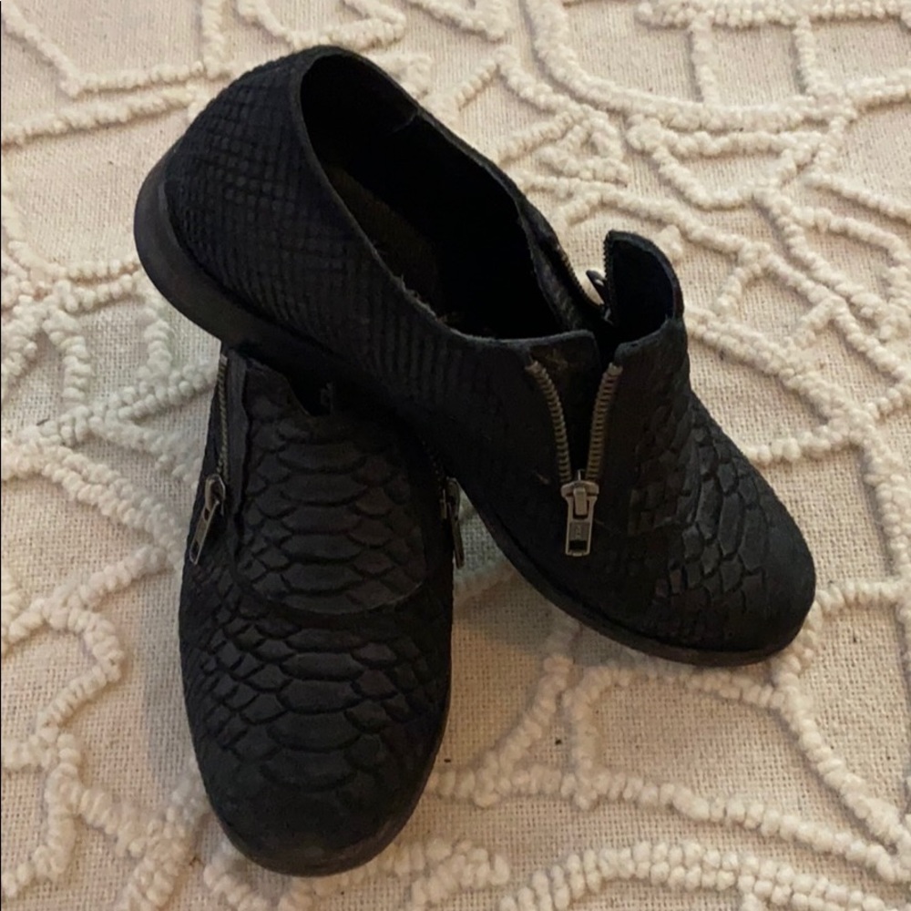 "FREE PEOPLE " BLACK OUT SNAKESKIN LOAFERS